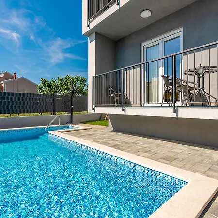 Awesome In With Swimming Pool Apartman Zadar