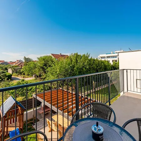Awesome In With Swimming Pool Apartman