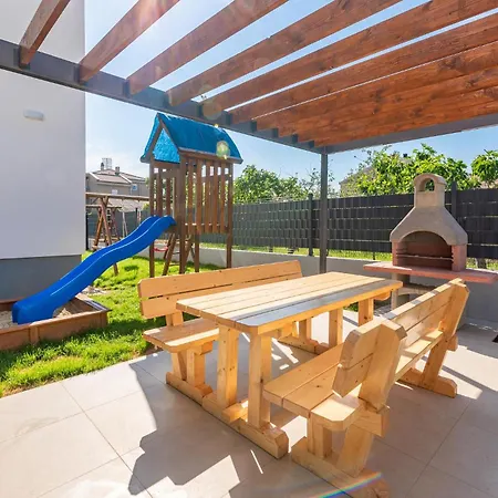 Apartman Awesome In With Swimming Pool Zadar
