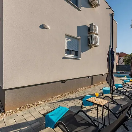 Awesome In With Swimming Pool Apartman