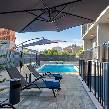 Awesome In With Swimming Pool Apartman *