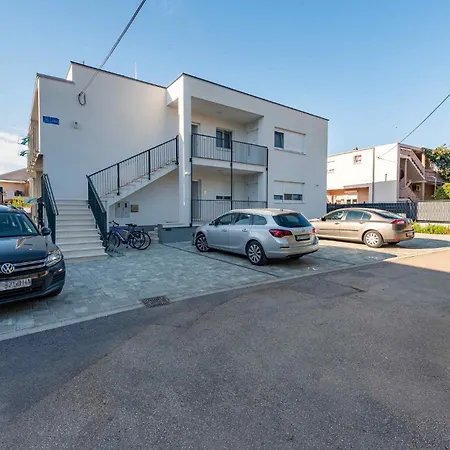 Awesome In With Swimming Pool Apartman Zadar