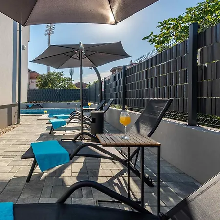 Awesome In With Swimming Pool Apartman Zadar