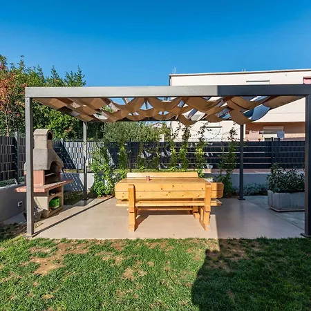 Apartman Awesome In With Swimming Pool Zadar